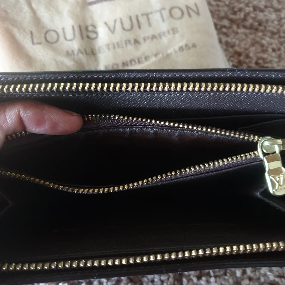 LOUIS VUITTON AUTHENTIC DAMIER WALLET - Picture 4 of 9